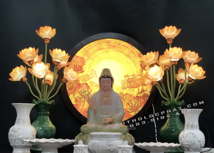Trang trí bàn thờ Phật Quan Âm không chỉ là để tạo ra một không gian linh thiêng mà còn là để truyền tải thông điệp từ tâm của mỗi người. Chúng ta có thể bày trí các vật phẩm trang trí như bình phong, nến và hoa để tôn vinh sự thanh tịnh và tình từ của các vị thần.