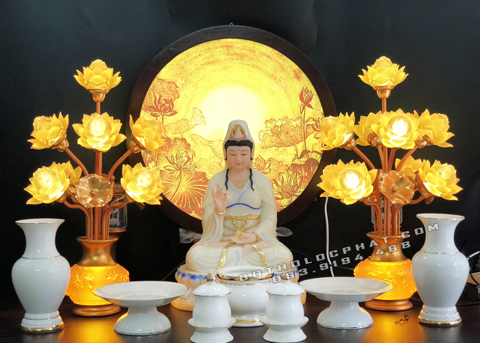 Tận hưởng phép màu của bàn thờ Phật Quan Âm với sắc hoa tươi tắn và đầy màu sắc. Bức tranh tinh tế và chăm chút sẽ mang lại cho bạn cảm giác thanh thản và sự kính trọng.