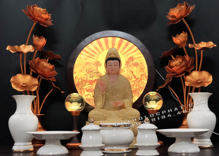 Decor Bàn Thờ Phật Quan Âm là một nghệ thuật tuyệt vời. Từ các sản phẩm chạm khắc tinh xảo đến vật phẩm trang trí phong cách hiện đại, các đồ cúng này không chỉ tôn vinh người thờ cúng, mà còn mang đến sự tinh tế và thanh lịch cho phòng bày thờ của bạn.
